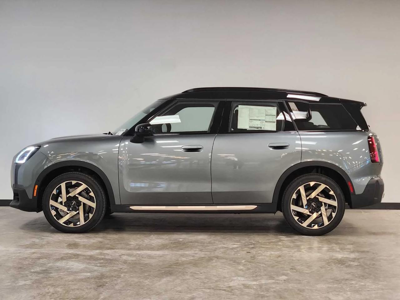 New 2027 Smokey Green Metallic MINI SIGNATURE PLUS image 2